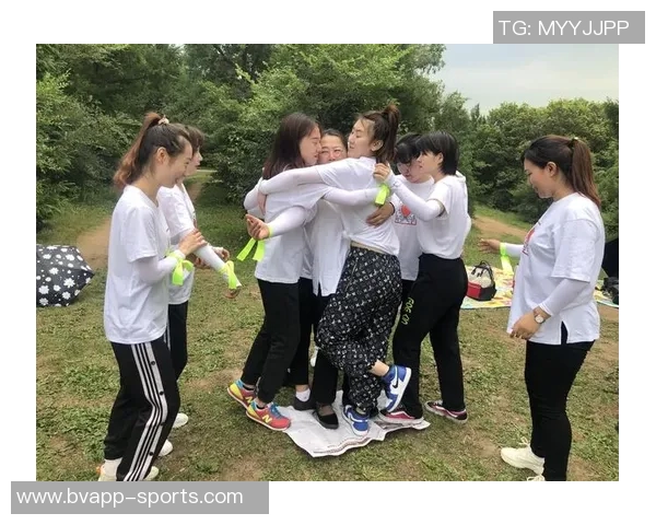 霍勒迪带队组织团建活动赛后与队友们共赏孟菲斯电影之夜